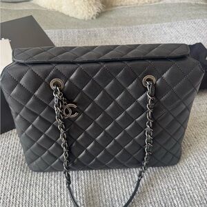CHANEL large shopping bag in black quilted caviar leather